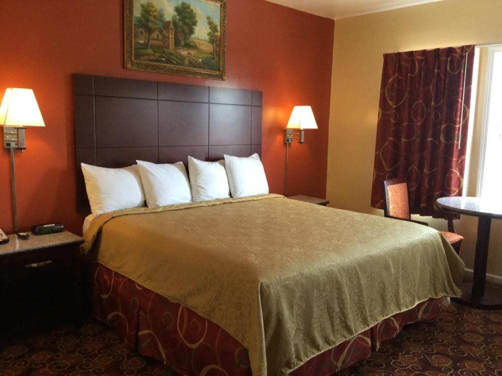 Deluxe King Room - Non-Smoking interior